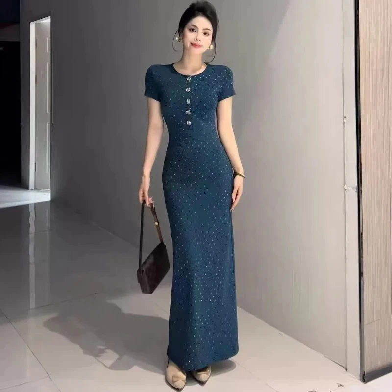 Elegante damesjurk met stippenpatroon en knoopontwerp aan de voorkant voor gelegenheden in de lente en herfst