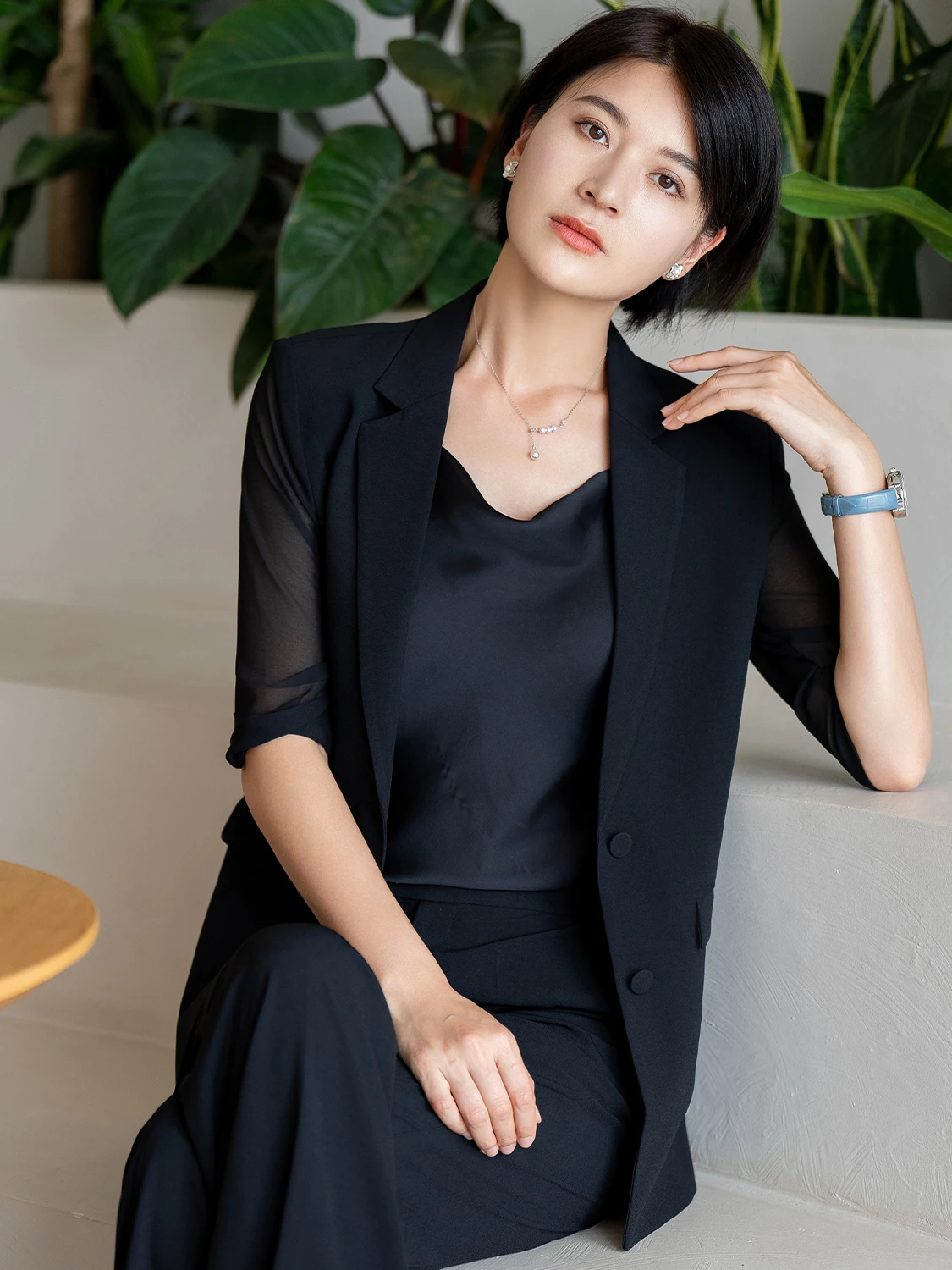 

Костюм-двойка Ele Bla Busin для женщин: простой, модный, профессиональный комплект от Jiang Feifei, новая весенняя коллекция 2026 года