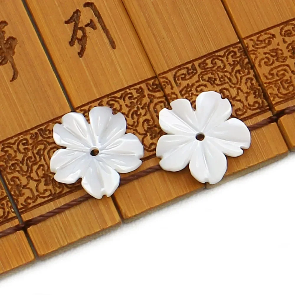 

Модные натуральные пресноводные белые ракушки с резным цветочным узором, бусины с одним отверстием для самостоятельного изготовления ожерелий, серег и ювелирных украшений