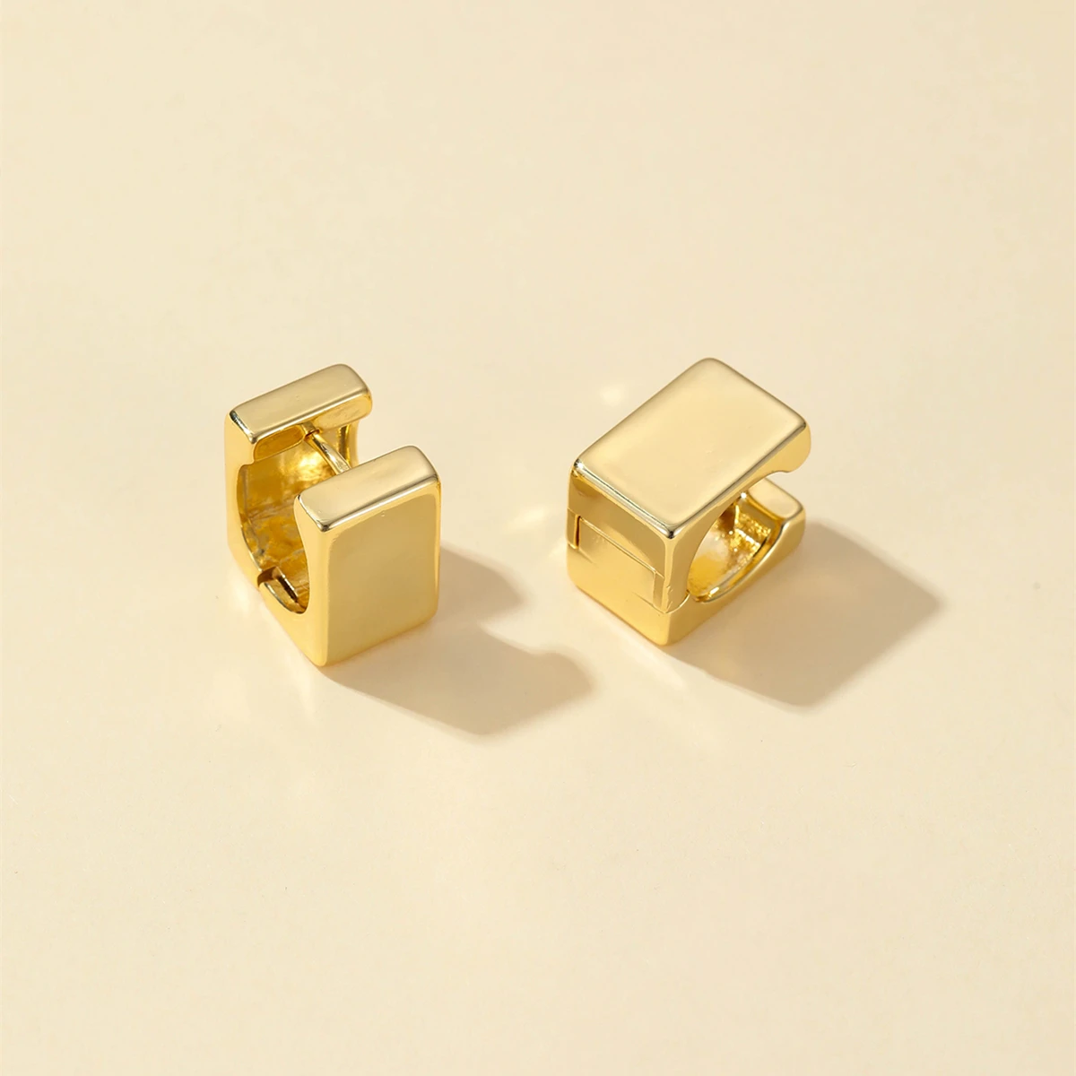 2022 New Restoring Earrings  Chic Metal Small Square Shaped Hoop Earrings For Women Charming Temperament Jewelry Weddings Party