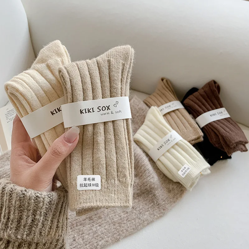 Einfarbige Wollsocken für Damen, Winter, dick gestrickt, mittlere Wadensocken, warme Fleece-gefütterte gestapelte Socken im japanischen Stil, Ins Fashion