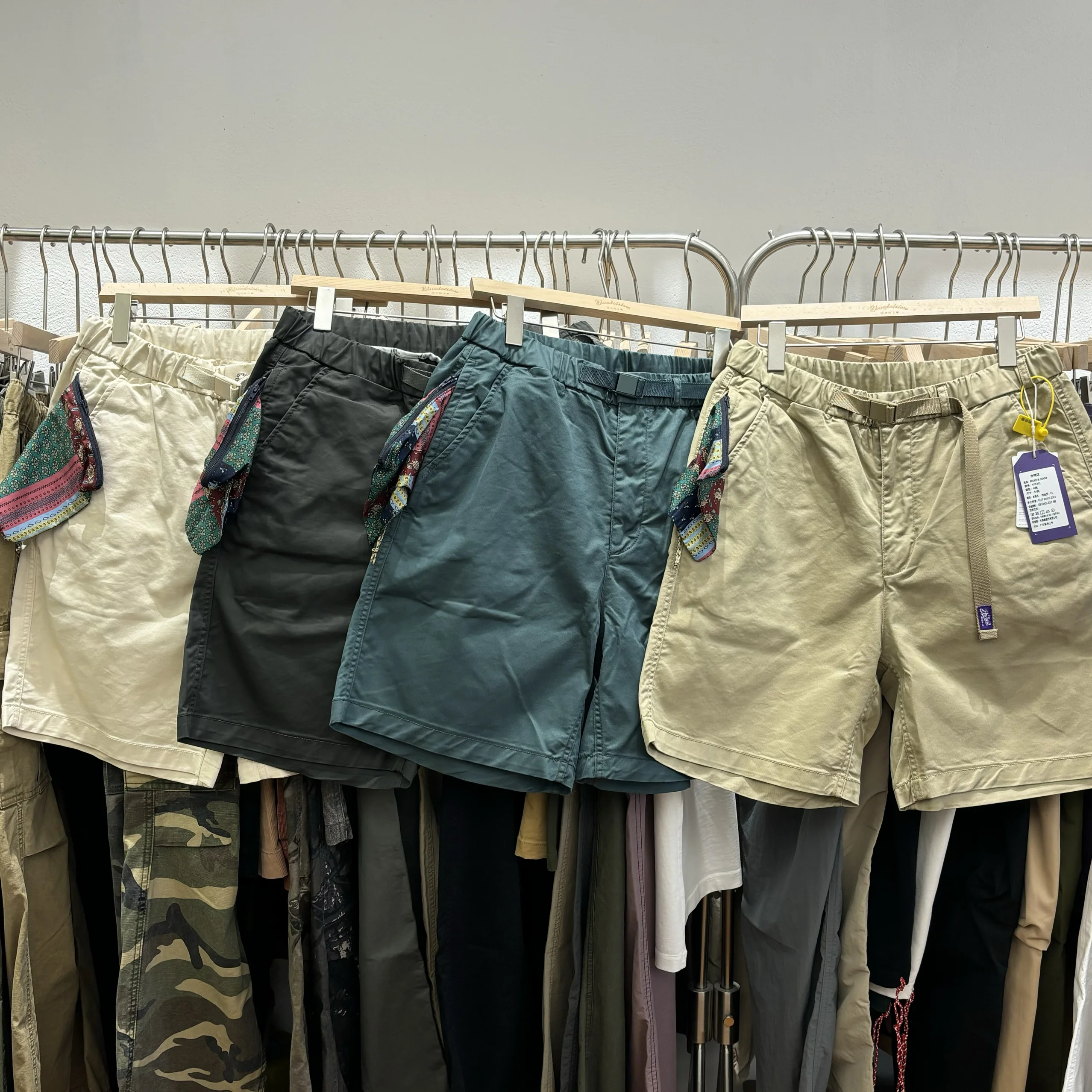 

Высококачественные свободные повседневные шорты-карго для мужчин в стиле ретро с цветочным принтом, декоративными элементами и карманами, длиной пять дюймов, молодежные, стильные