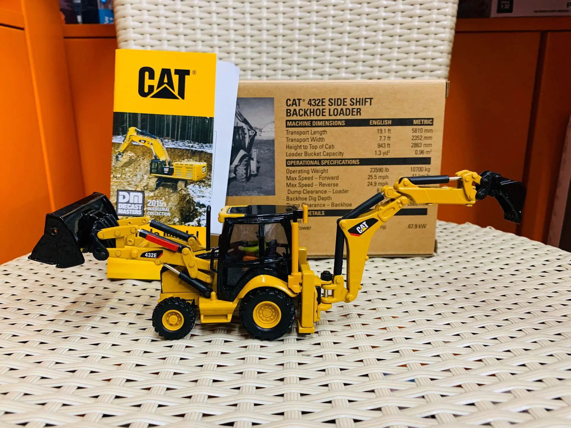 432E Side Shift Backhoe Loader 1/50 Scale DieCast Masters DM85149