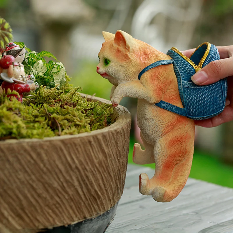 

Lifelike Climbing Cat Statue Flower Pot Hugger Realistic Hanging Cat with Backpack Fairy Garden Home Office Desk Decorations