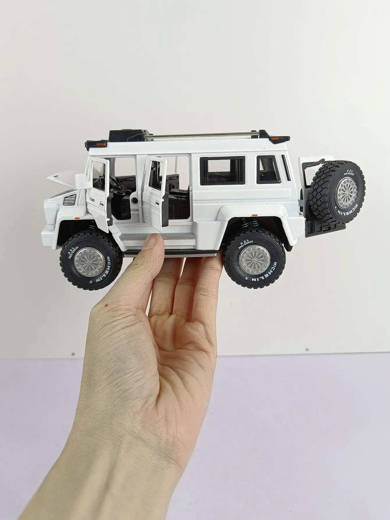 

1/28 UNIMOG U5000 Car Model Toy doors and the front hood and trunk door can also be opened rich details, fine workmanship