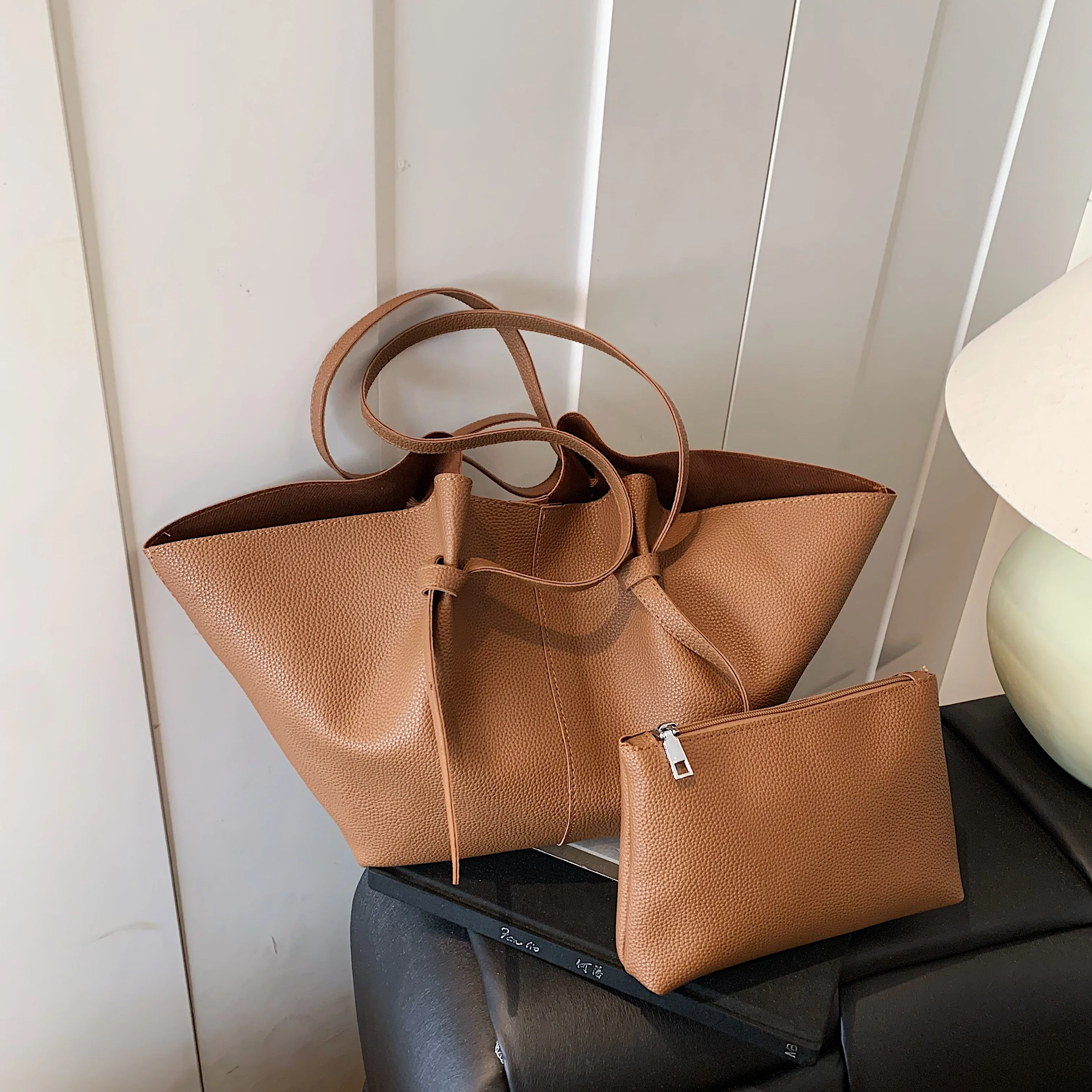 

Большая вместительная сумка из 2 комплектов, женская сумка через плечо для путешествий в Европе и Америке, брендовая дизайнерская сумка 2-в-1, черная сумка из искусственной кожи