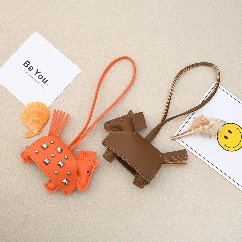 اليدوية بولي Leather الجلود المدرعة الحرب الحصان قلادة موضة الفضة المسامير الحصان حقيبة إكسسوارات جذابة قلادة سيارة هدية عيد ميلاد