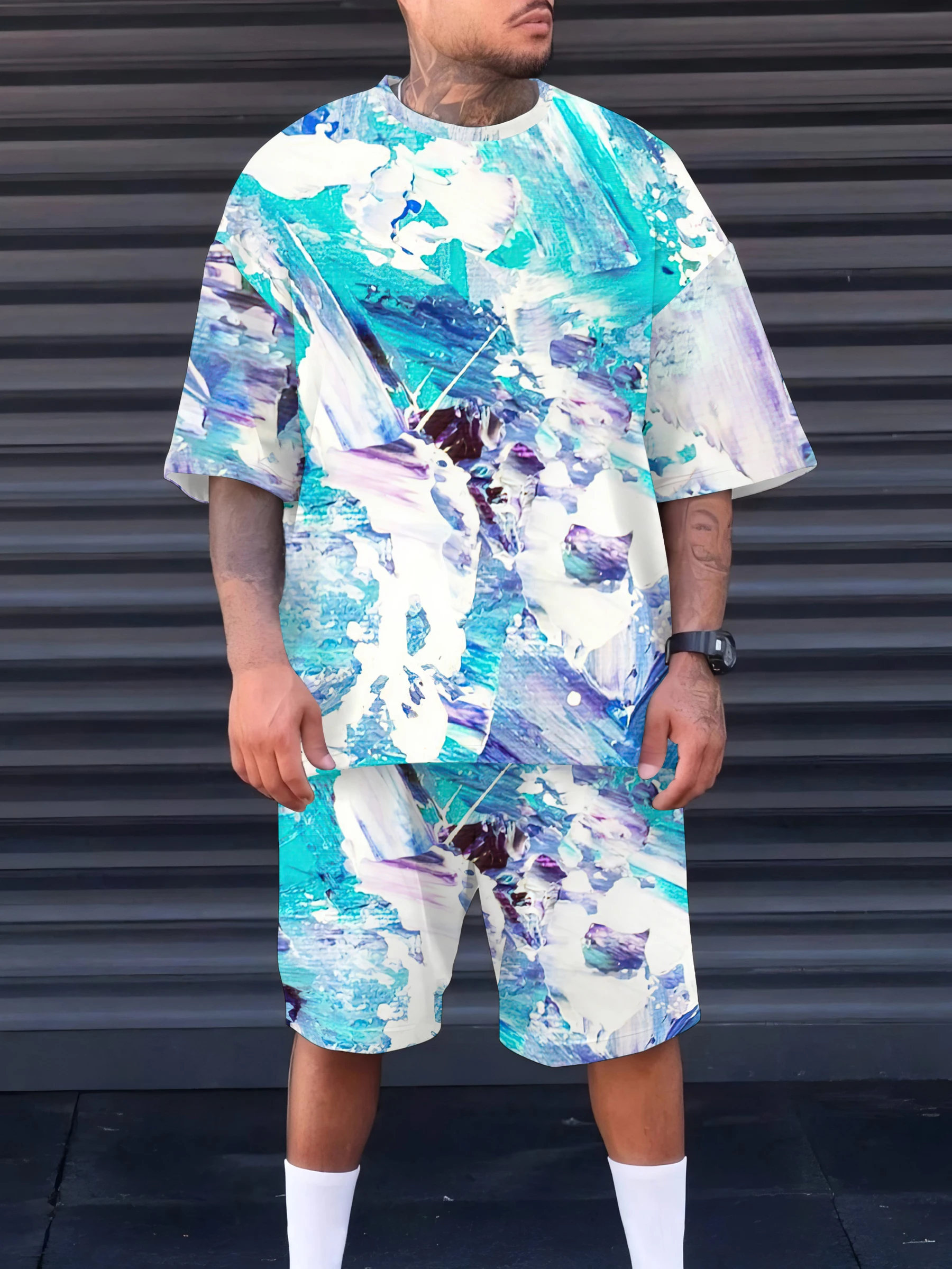 

A stylish and fun 3D graffiti print short-sleeved T-shirt and shorts sportswear set for the summer of 2025