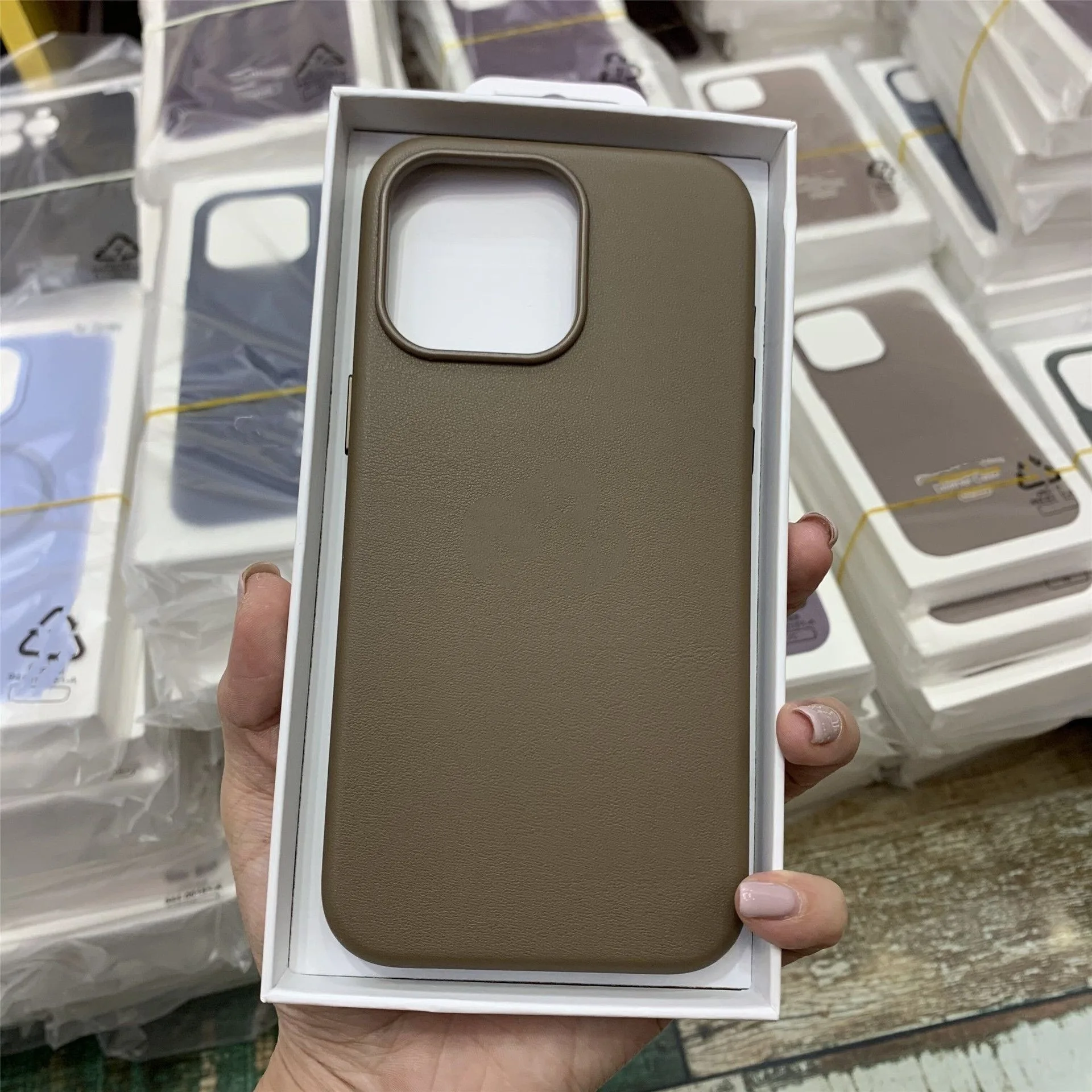 مع صندوق حافظة جلدية مغناطيسية رسمية لهاتف آيفون 17 برو ماكس الأصلي 16 15 14 13 12 Magsafe غطاء شحن لاسلكي