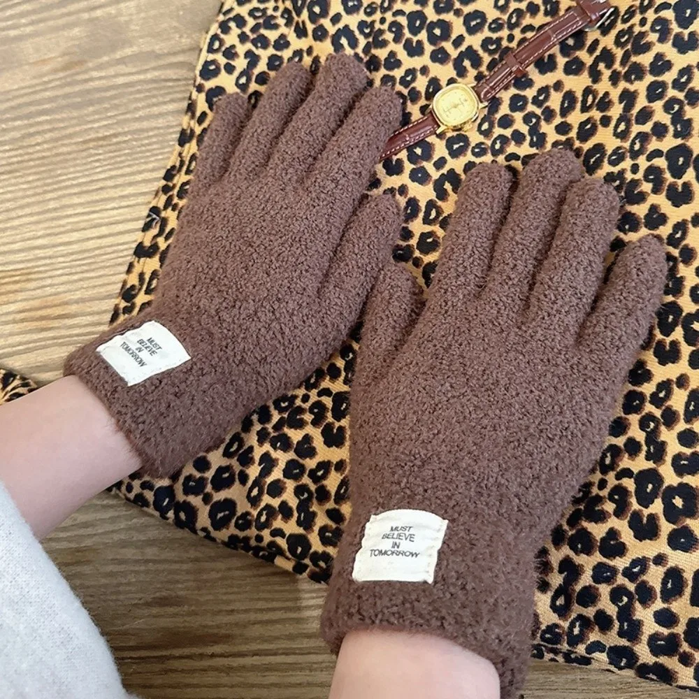 قفازات محبوكة سميكة عصرية للحماية من البرد، قفازات شتوية بلون سادة، قفازات مقاومة للبرودة للنساء