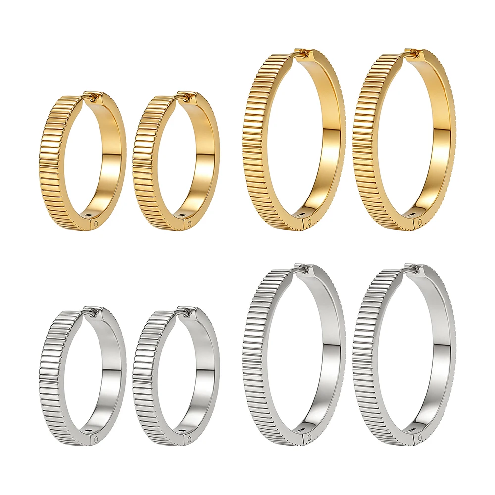 FINE4U Brincos de Argola Vertical Estriada em Aço Inoxidável 316L com Banho de Ouro 18K e Fecho de Clique — Argolas Minimalistas e Texturizadas, Hipoalergênicas, para Mulheres