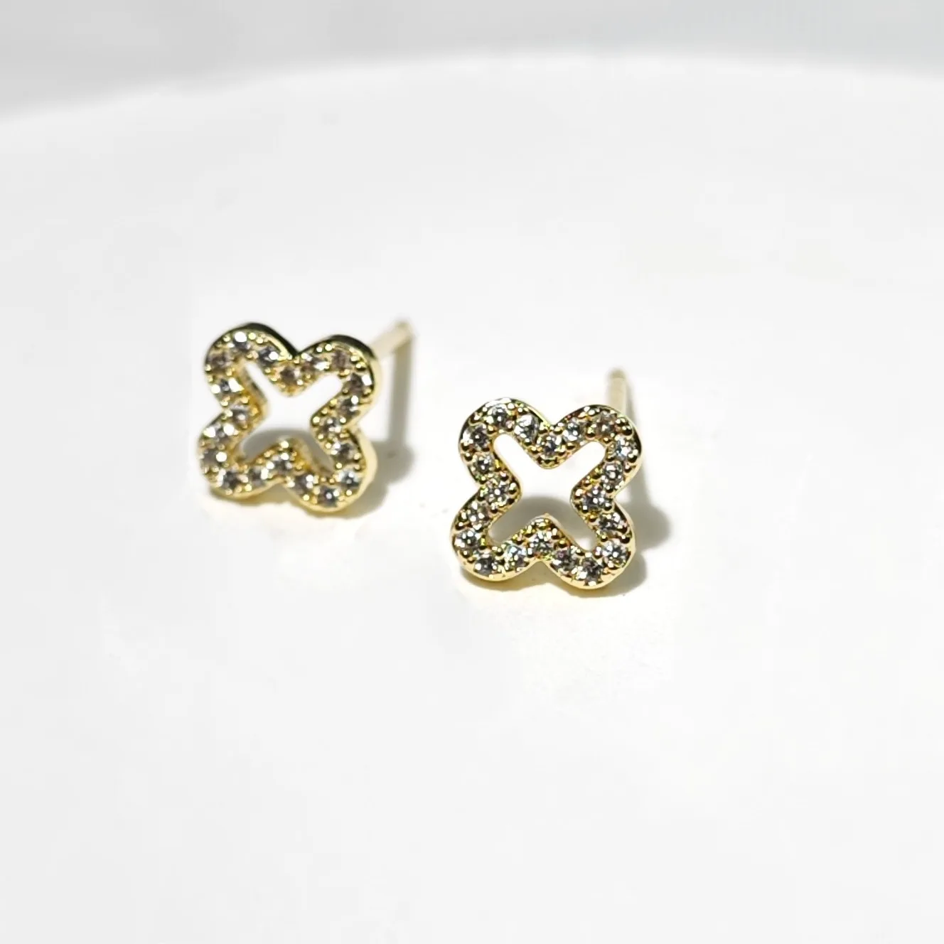 

Ушные ногти Lucky Clover, собирающие и питательные отверстия для ушей, маленькие и изысканные серьги