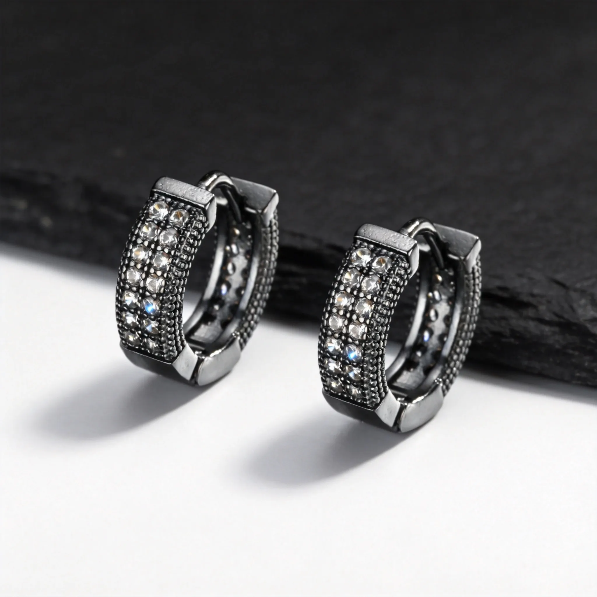 Hiphop Herren-Creolen, Weiß-Blauer Zirkon Schwarze Metall-Huggies, Trendiger Punk-Schmuck Geschenk – Detail 6