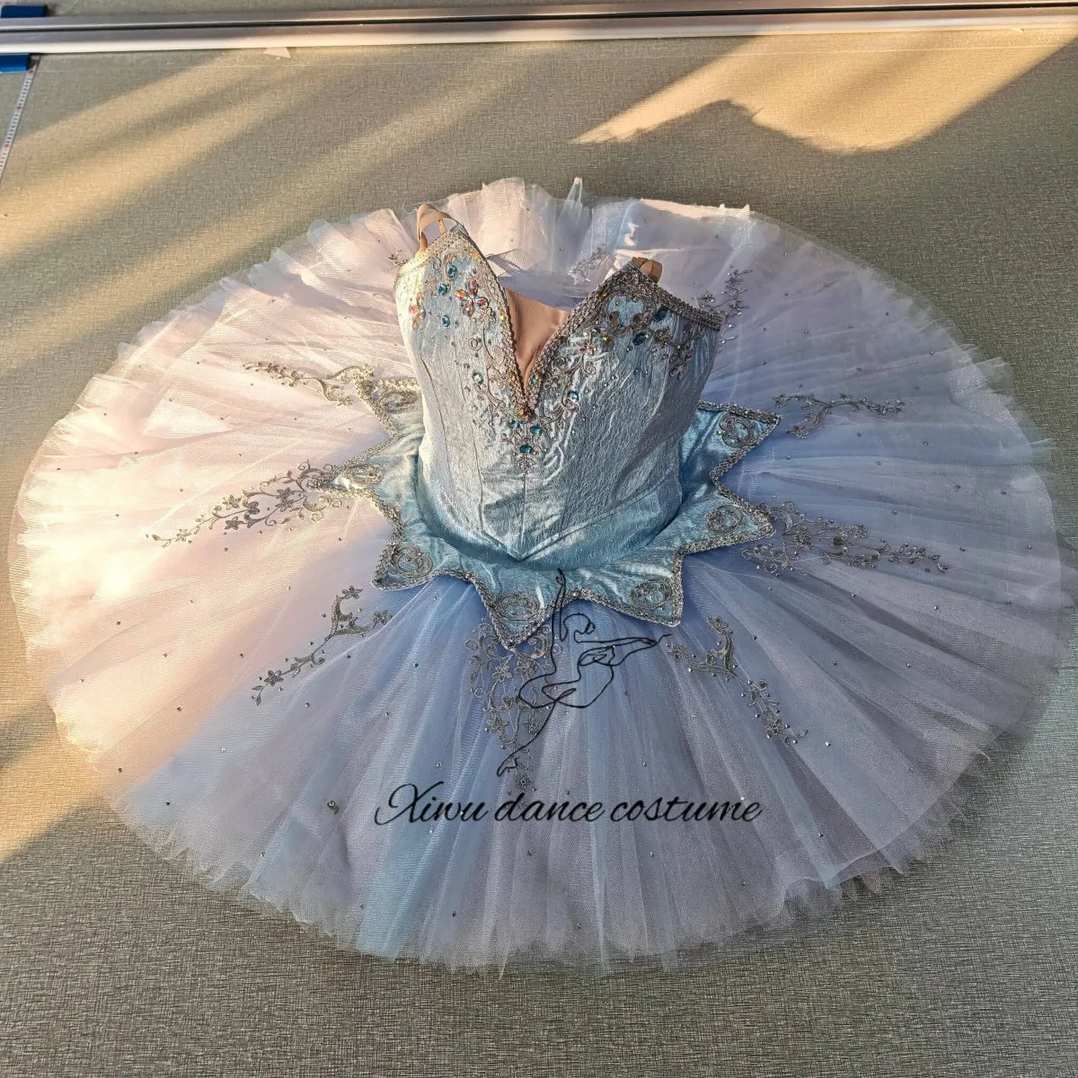 Tutu de ballet professionnel personnalisé au design papillon ombré bleu ciel