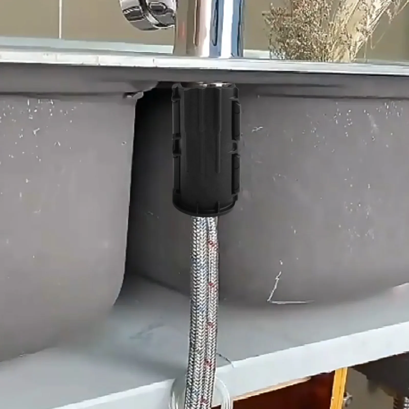 Base di fissaggio per rubinetto con fissaggio per lavabo Nera Nessun smontaggio richiesto Nessun strumento richiesto Pratico da usare Alta qualità