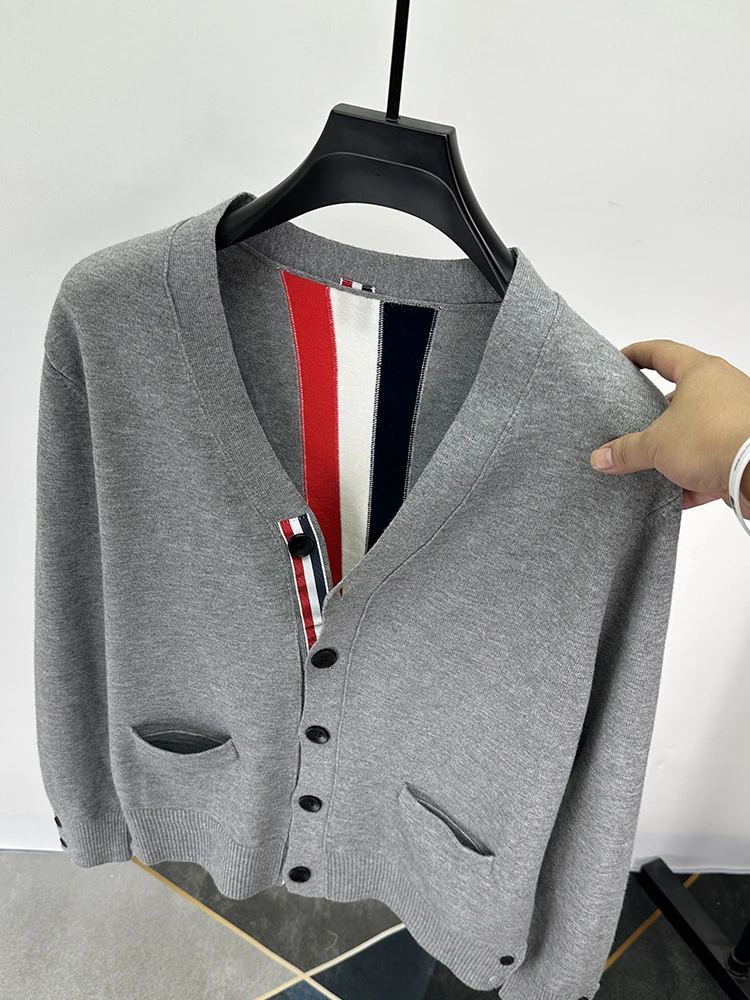 Giacca da uomo in maglia cardigan da uomo stilista autunno e inverno versione coreana maglione casual con scollo a V a maniche lunghe allentato