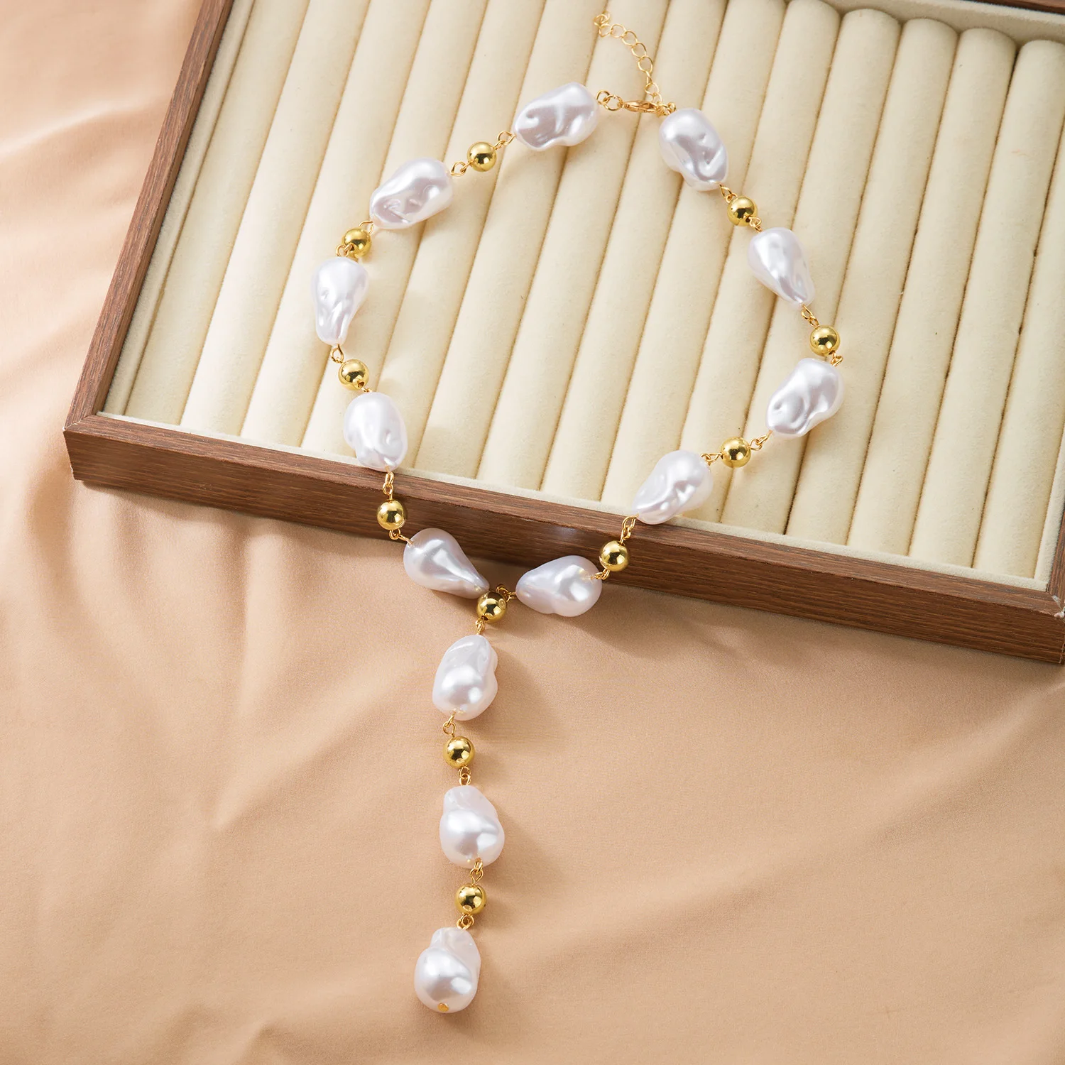 Moderne barocke Imitationsperlen-Halskette für Frauen, glitzernde Herz-Gold-Farben-Kette, geschichtete Halskette, Party-Schmuck-Accessoires – Detail 3