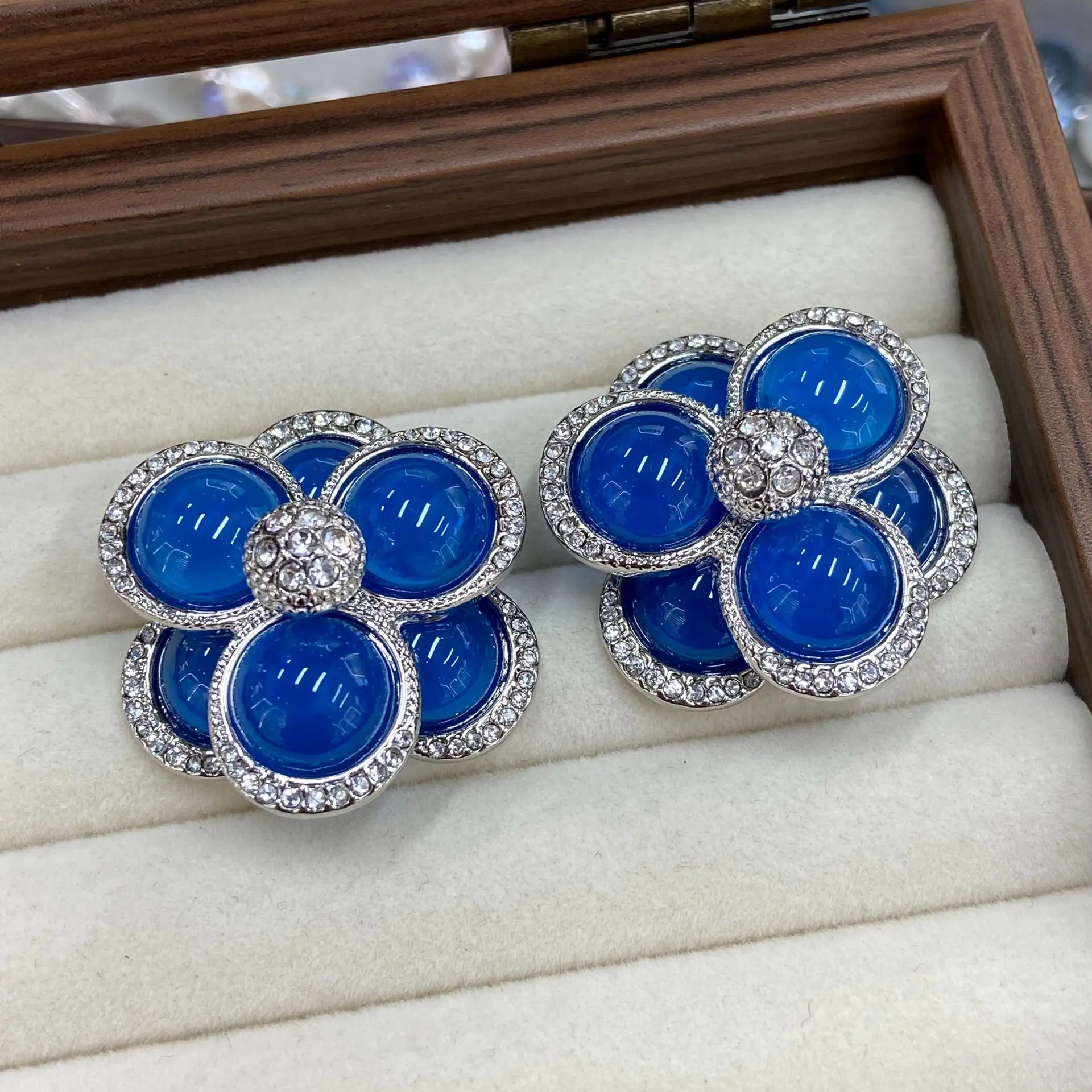 

Ice Water Blue Gradient Glass Rose Stud Earrings For Women Transparent Dainty Gentle Luxury Floral Jewelry
