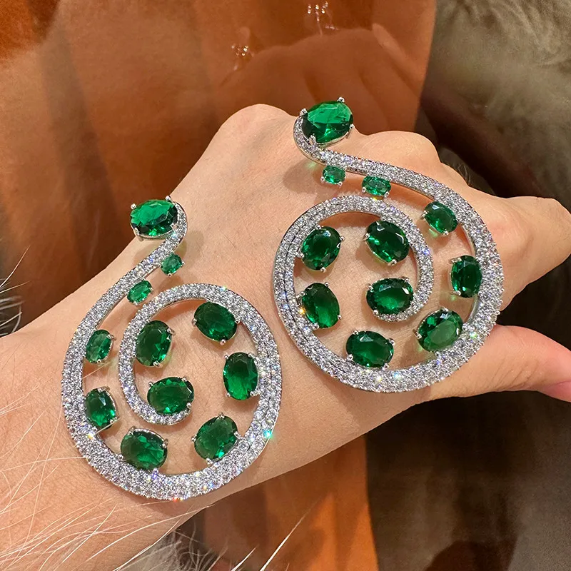 

Изысканные роскошные длинные элегантные серьги с цирконом