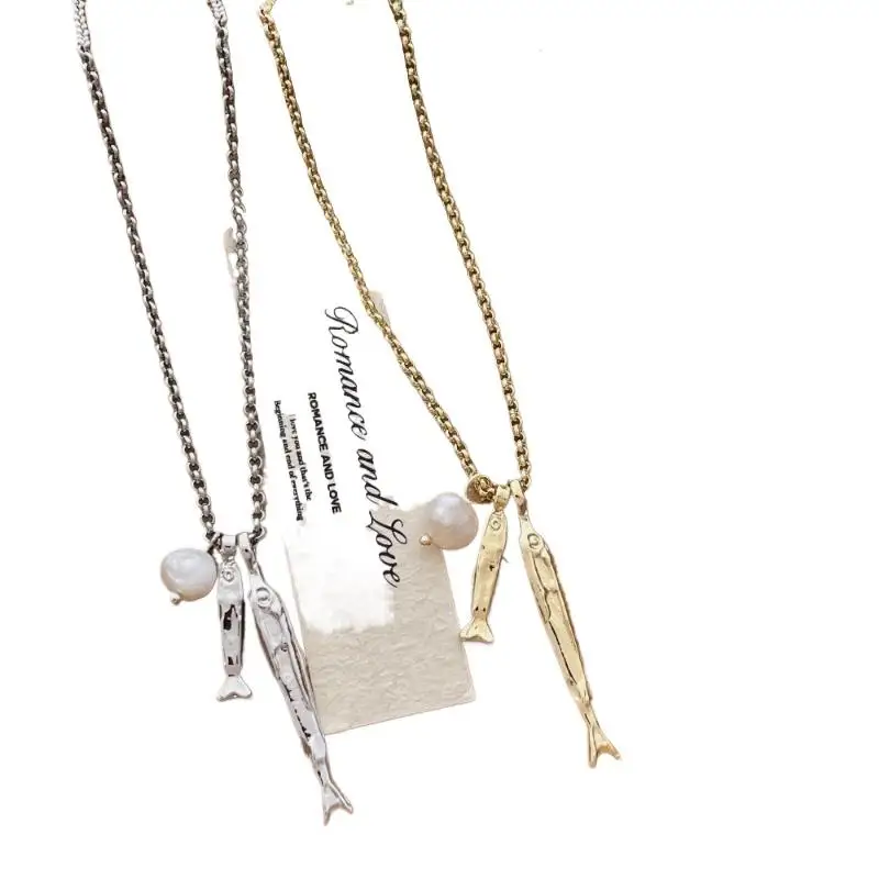 Charmante Halsketten mit Anhängern in Form von Fischen aus Metall und Süßwasserperlen für Damen, vergoldet oder versilbert, mit Kastenkette und Choker-Design. – Detail 6