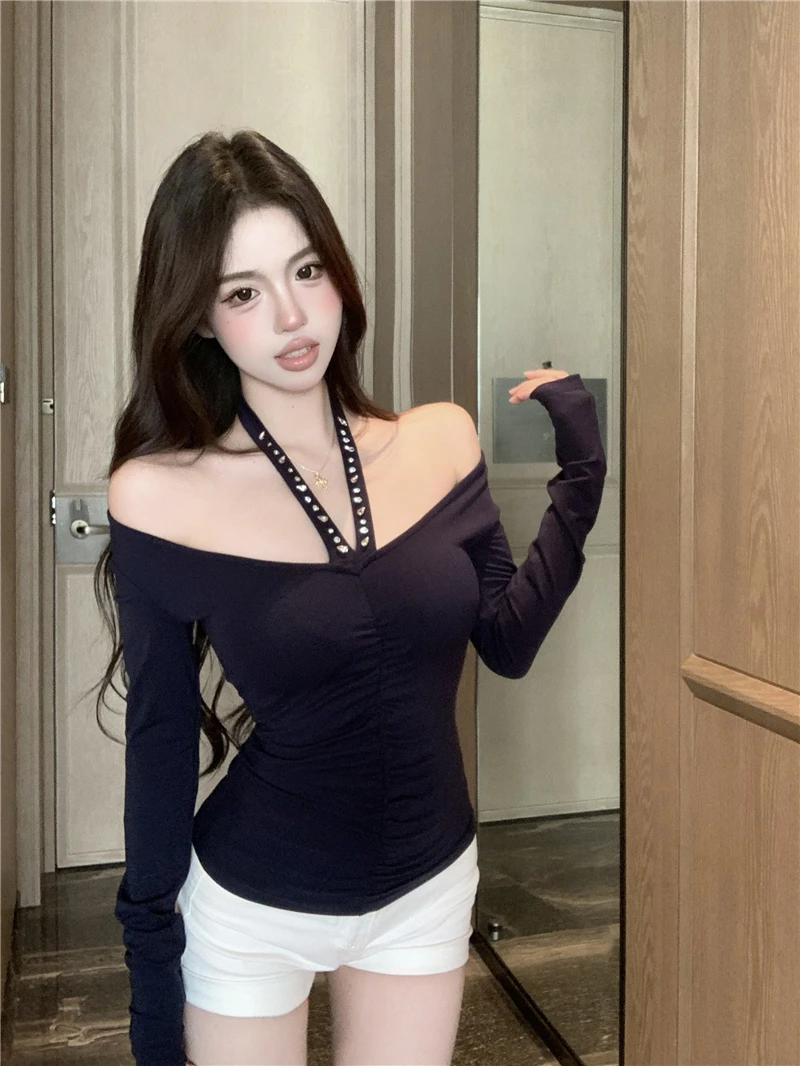 تي شيرت مثير برقبة معلقة وأكمام طويلة قميص أسود مرن كبير لربيع 2025 قبالة الكتف قطع علوية نسائية ماسية