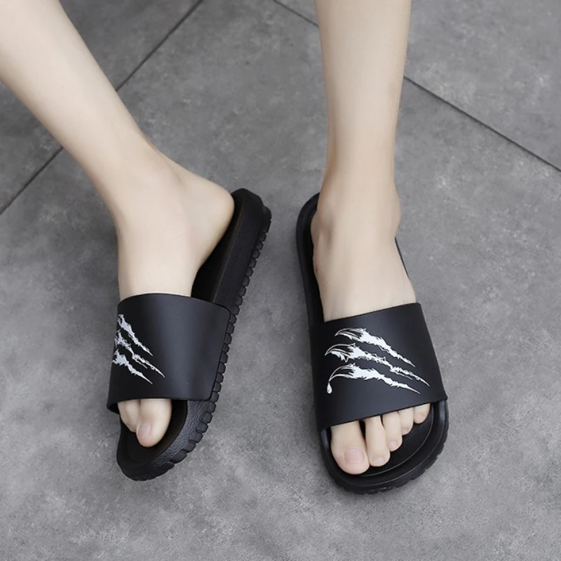 

Men's Summer Large-sized Flat-heeled One-foot Wolf-claw Patterned Design New Niche Casual Lightweight Anti-slip Slippers