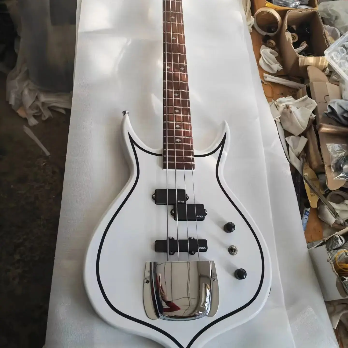 Upgrade Gene Simmons Axe Signed Electric Bass Guitar 24 Frets Punisher KISS Professional Bass Black White Colour