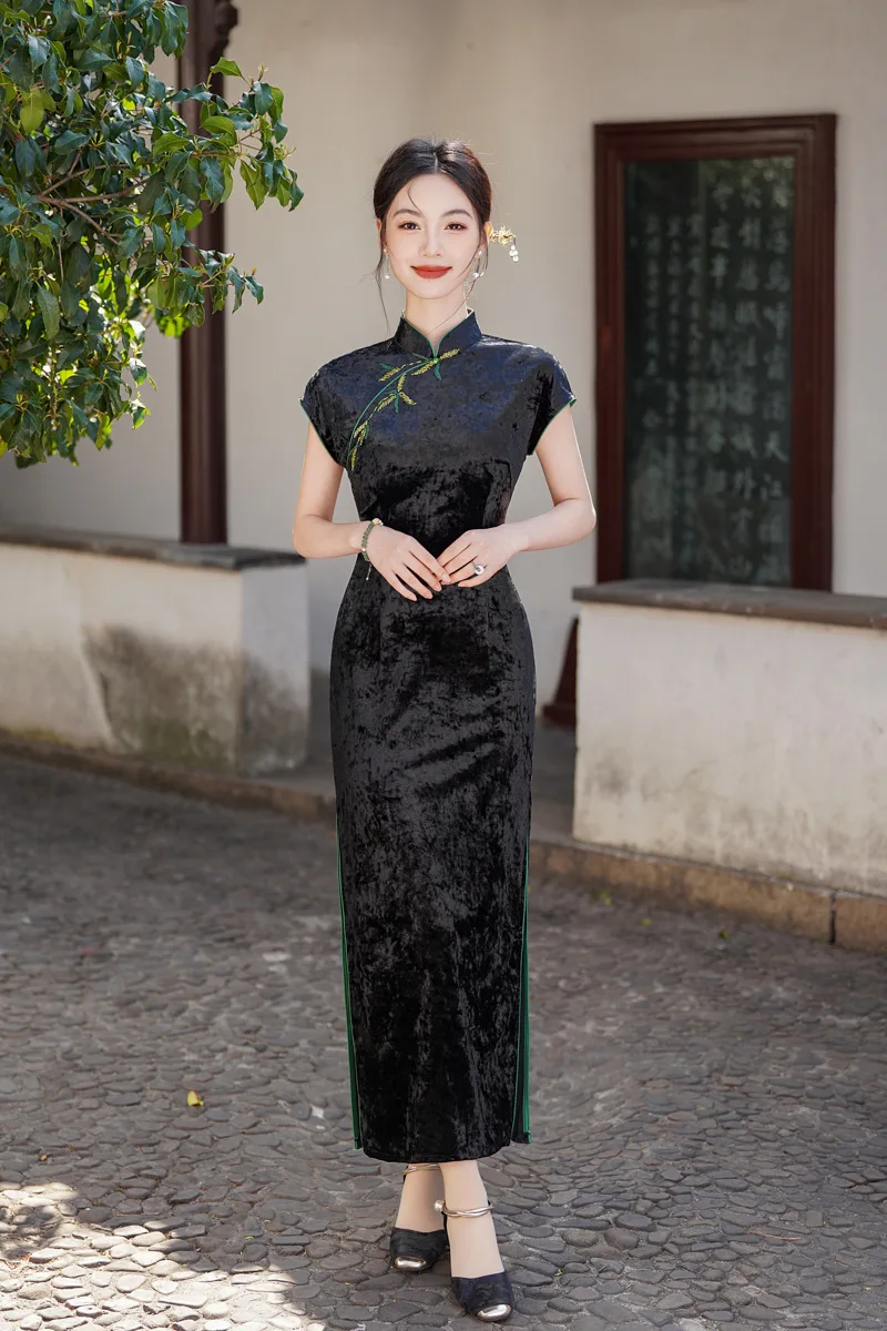 

Black Bamboo Embroidery Velour Long Qipao Women's Girl Sleeveless Gold Velvet Young Style Qipao Dress