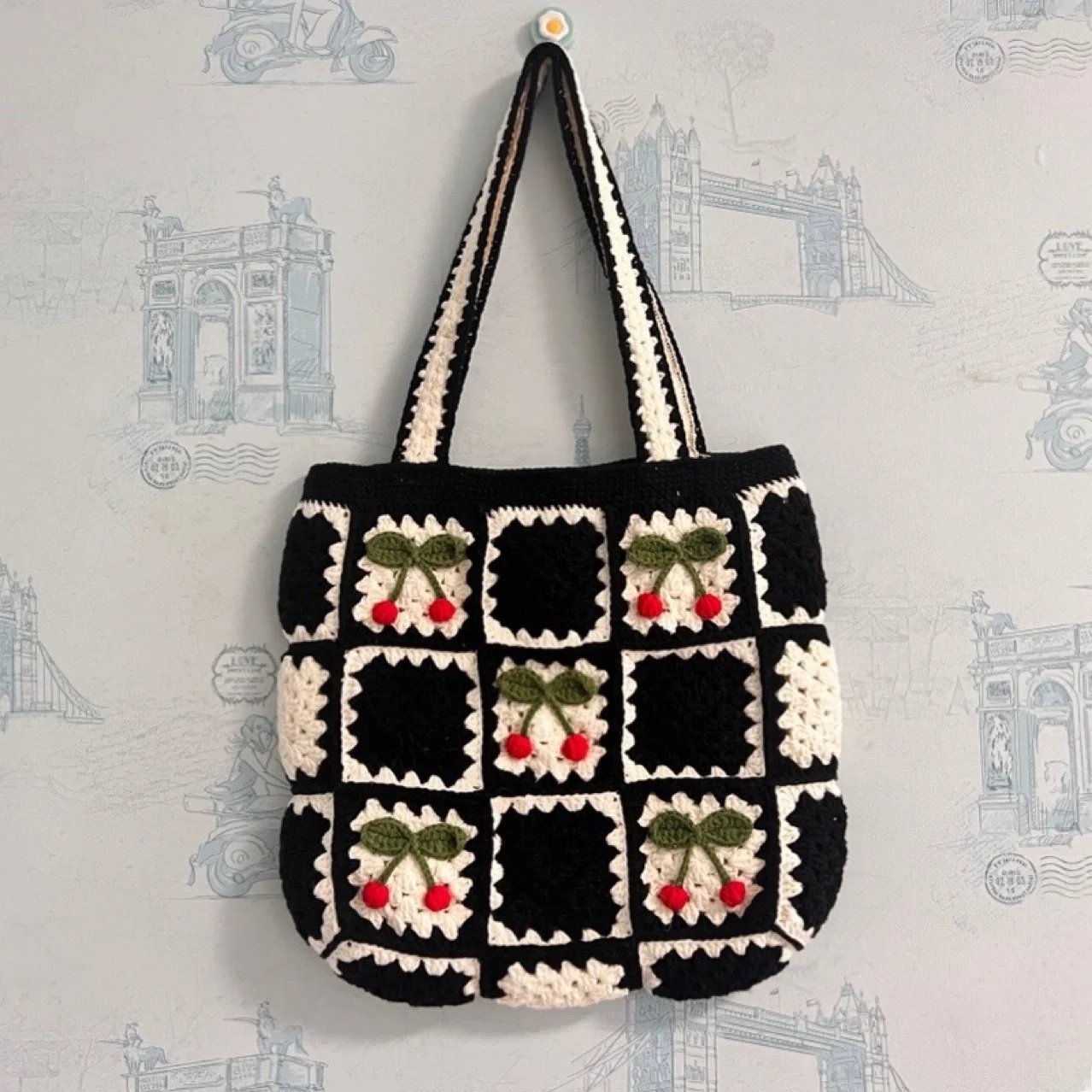 

Hand Knitted Sakura Colored Grandmother Square Shoulder Bag for Girls Sweet Wool Yarn Hooked Handbag Magnetic Buckle Closure