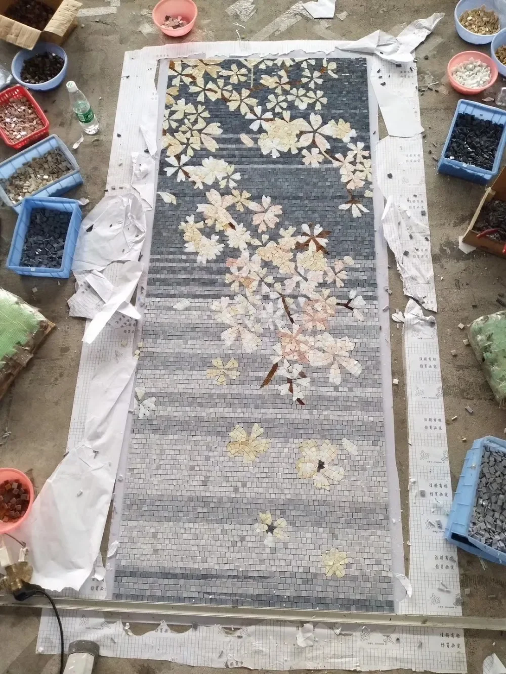 parete-in-mosaico-di-vetro-murale-con-fiori-d'argento-su-misura-in-stile-italiano-md-sf03