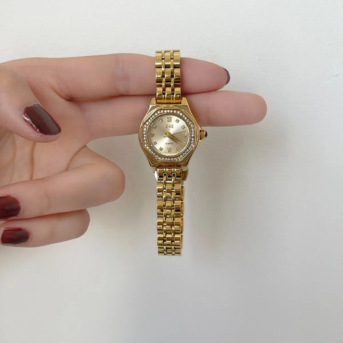 

New Round Women'S Watch, Exquisite, Stylish, Simple Yet Luxurious, High-End Vintage Wristwatch, Small Size Women'S Watch.