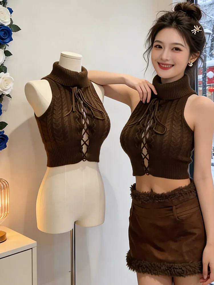 

Модный молодежный комплект для женщин: укороченный топ с высоким воротником и вырезами, с поясом, и юбка с высокой талией. Весенне-осенний вариант.