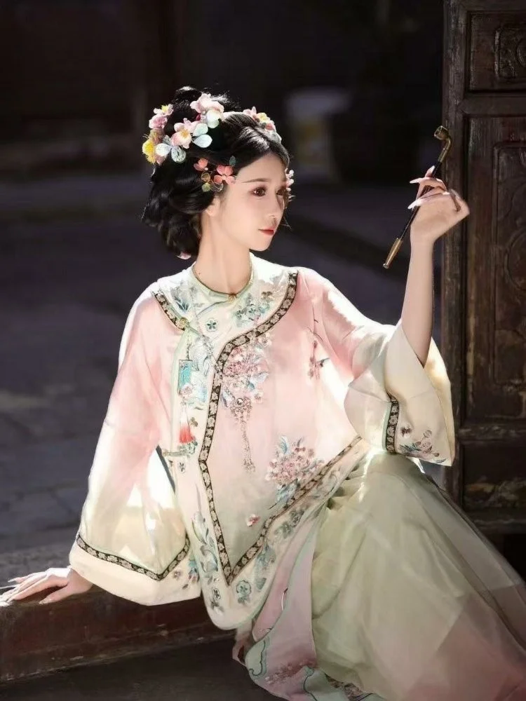The new traditional Chinese style dress of Han young lady featuring a gradient antique has round neck and slanted front