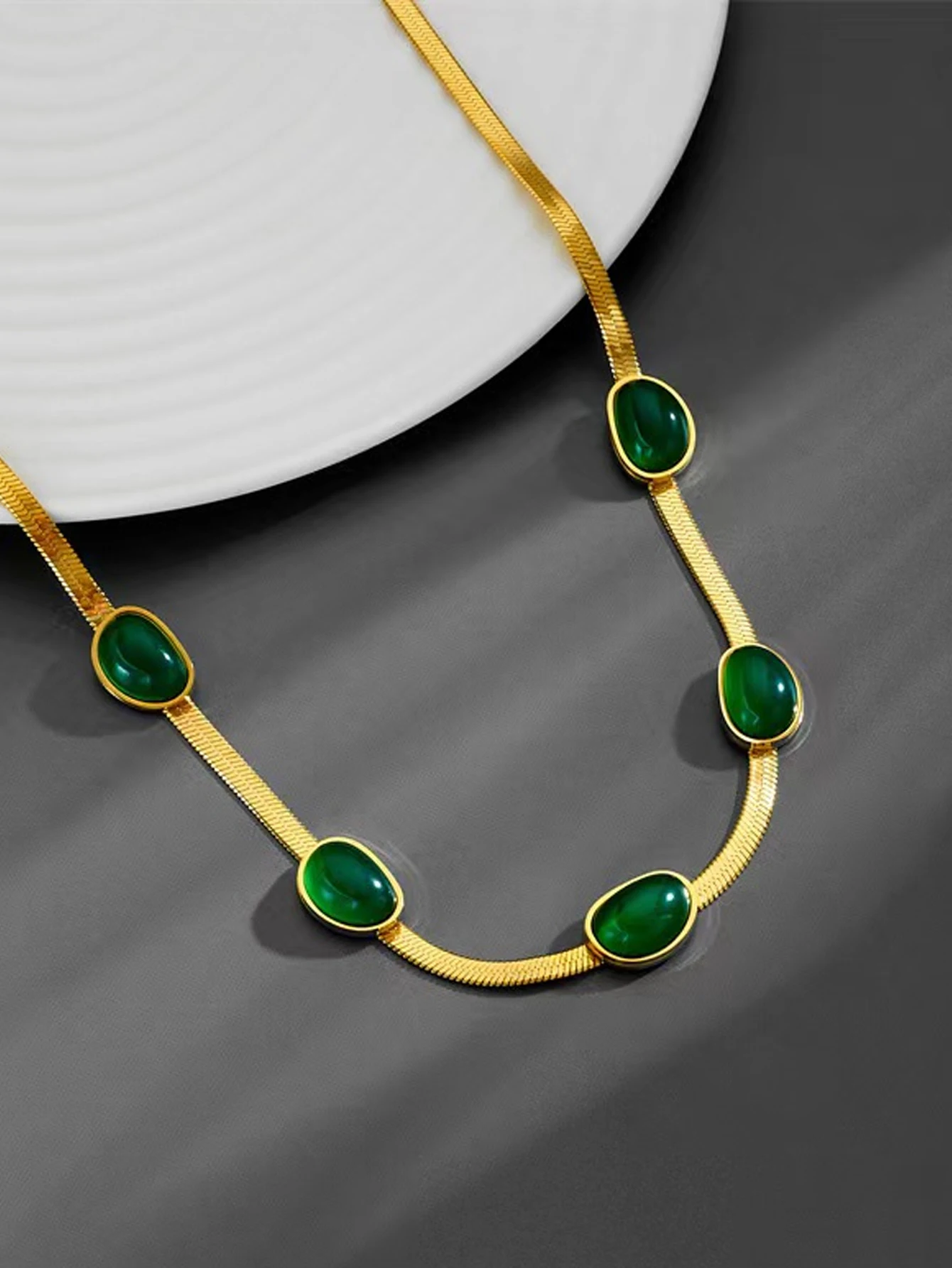 Women's retro high-end emerald necklacefashionablelight luxuryniche collarbone chain