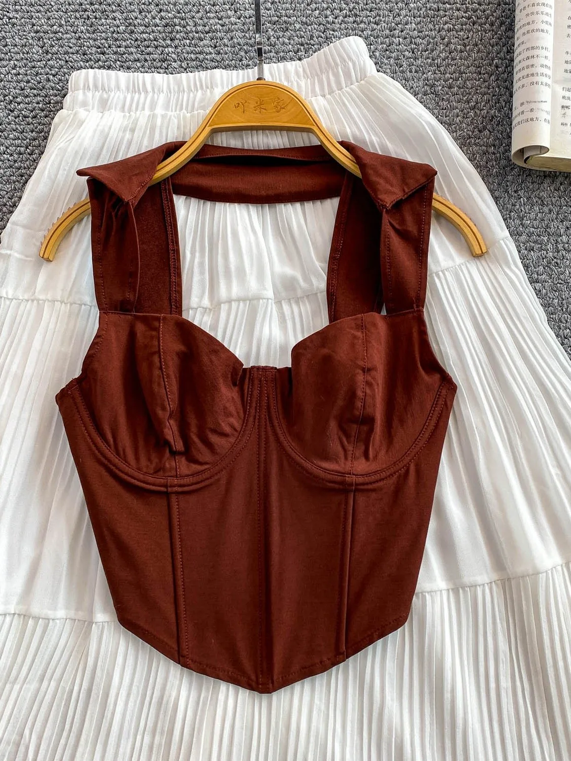 섹시한 짧은 크롭탑 여성용 스트랩 베스트 스퀘어 칼라 홀터넥 디자인 슬림핏 가슴 랩 여름 패션 트렌드