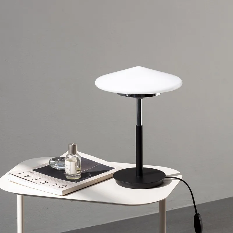 Tischlampe einfache moderne Wohnzimmer Arbeitszimmer Schlafzimmer Internet Celebrity Nachttisch Nordic mittelalterliche Bauhaus Stehlampe