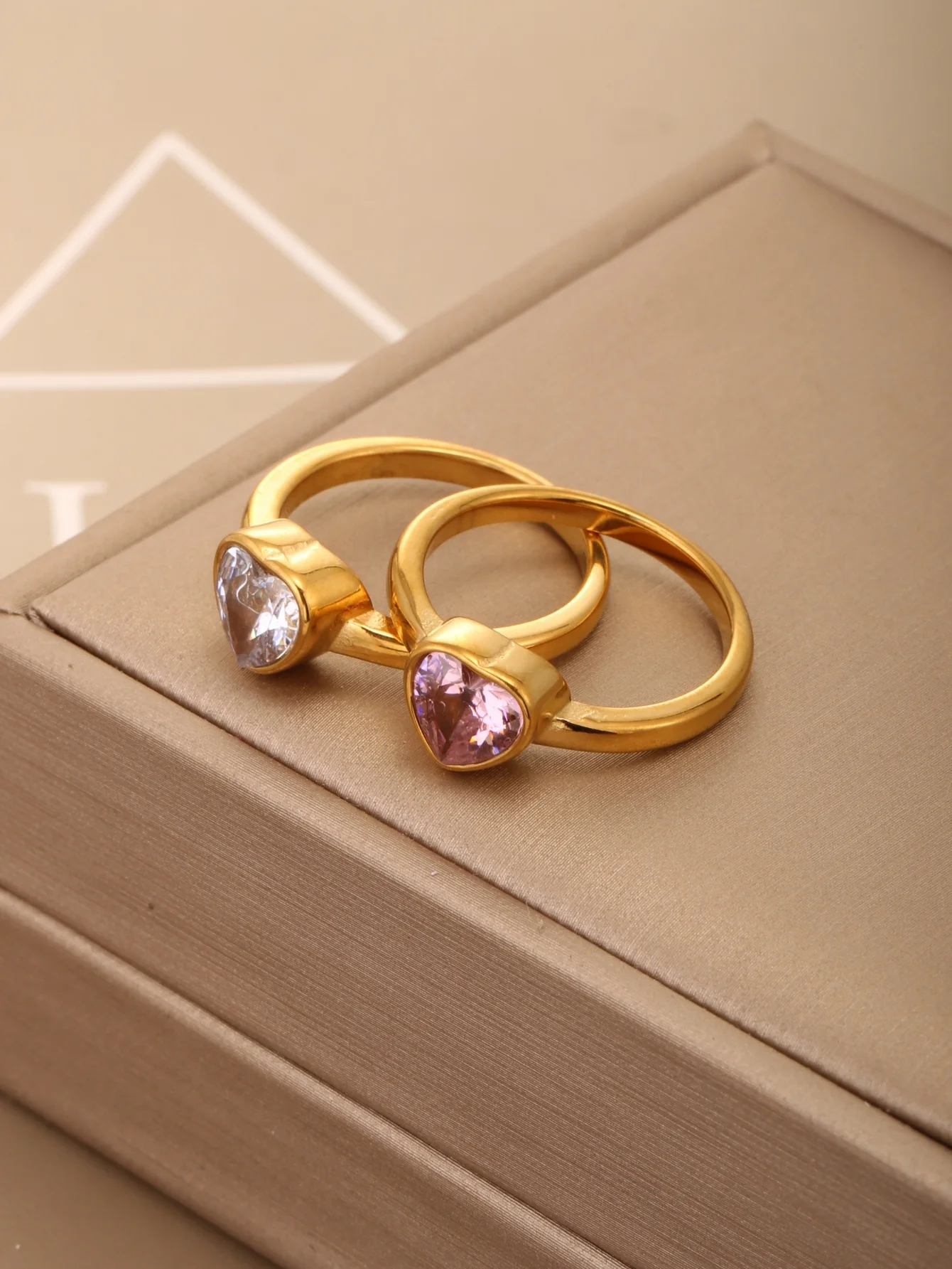 1 Piece European and American Style Romantic Heart-Shaped Ring with Rhinestones, Stainless Steel 18K Gold Color Heart Ring, Trendy and Versatile, Light Luxury, Suitable for Women to Wear Daily, Attend Events, Banquets, and Parties, Gift for Mother, Gift for Wife, Gift for Girlfriend, Holiday Gift