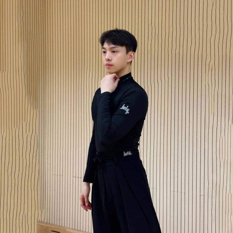 

Новые костюмы для выступлений в латиноамериканских танцах 2026 года для мужчин: топы с длинными рукавами, латинские брюки, комплекты для ча-ча-ча и румбы, одежда для латиноамериканских танцев DQS22571