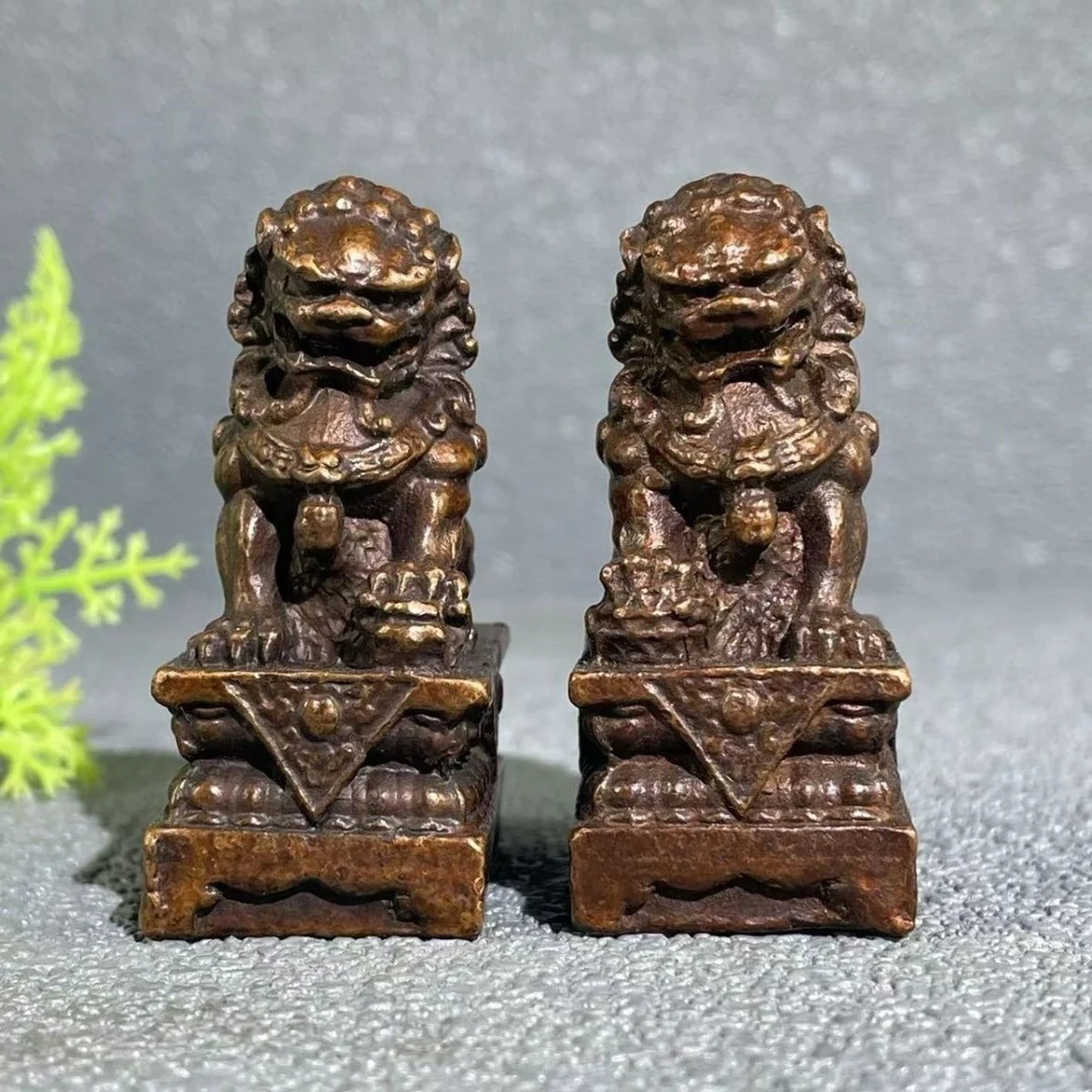 Old-fashioned antique bronze beast lion a pair of desktop Chinese tea pets recruit rice to keep safe home.