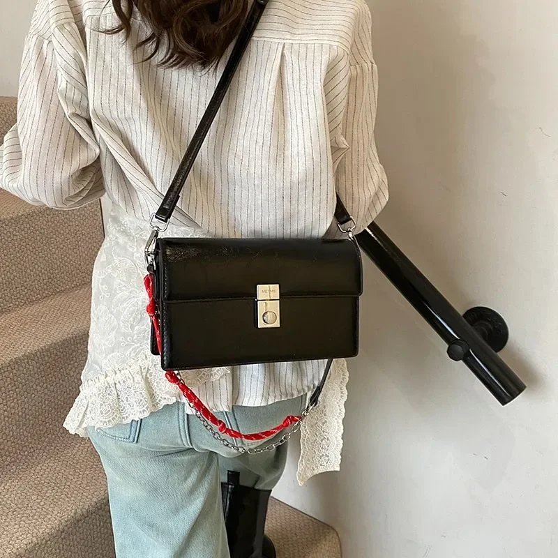 

Шикарная минималистичная сумка-мессенджер — стильный женский клатч через плечо с винтажным парижским дизайном и однотонным цветом