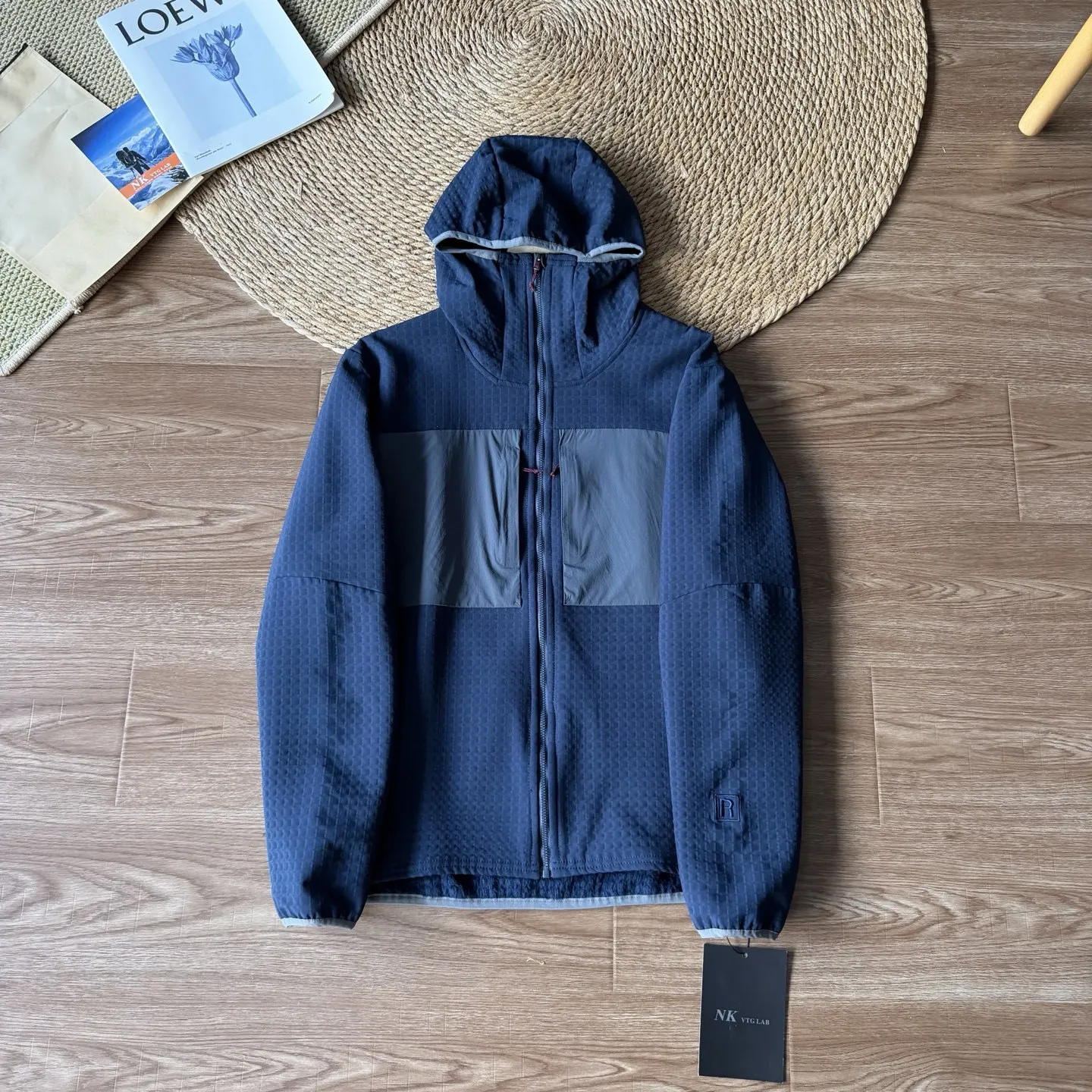 Herren Outdoor Wasserdichte Fleecejacke – Atmungsaktiver Thermomantel mit Kapuze und Farbblock-Design für Wandern & Camping – Detail 5