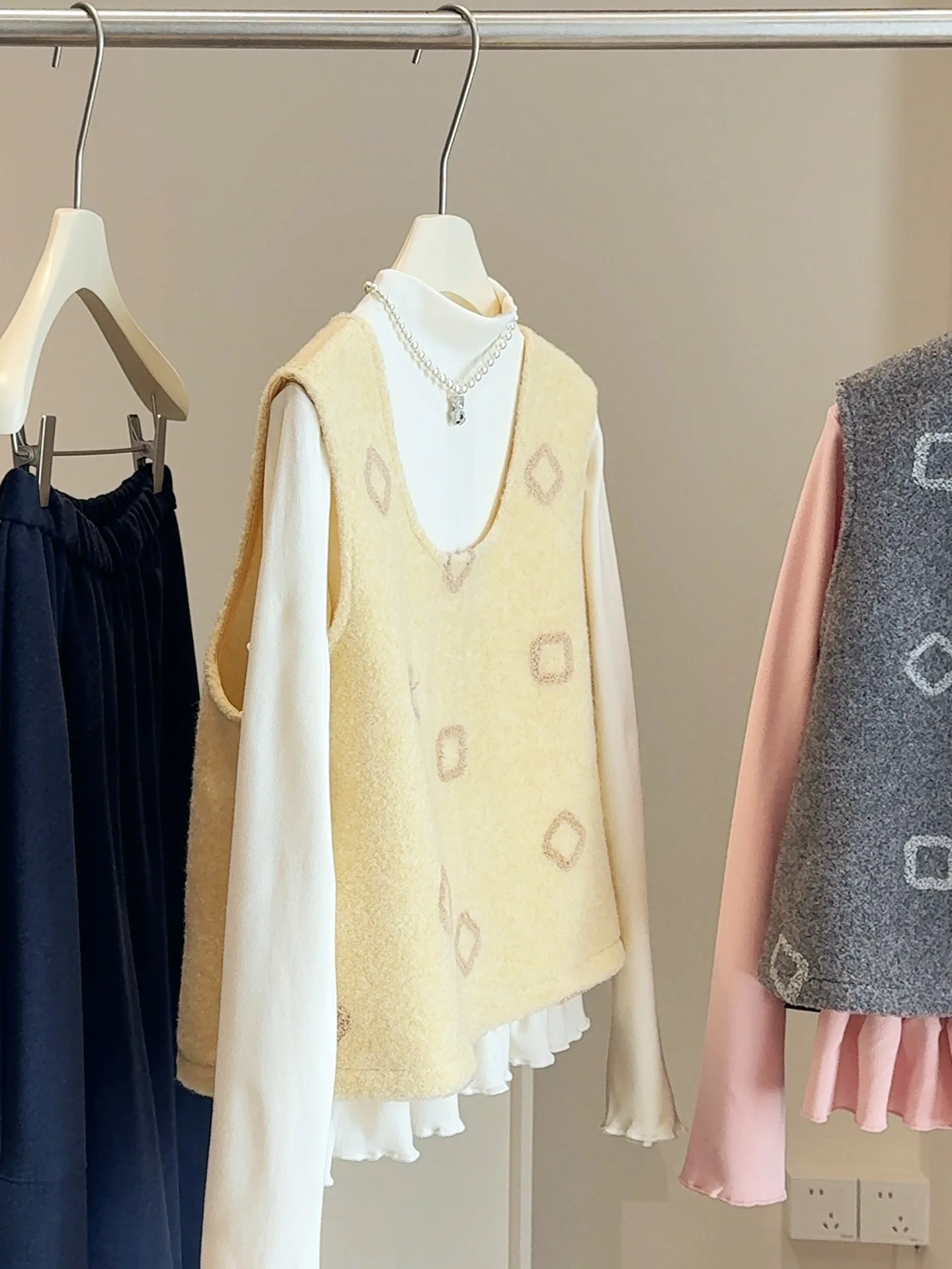 

Женский зимний комплект из 2 предметов: топ с полуводолазкой на флисовой подкладке и модный жилет