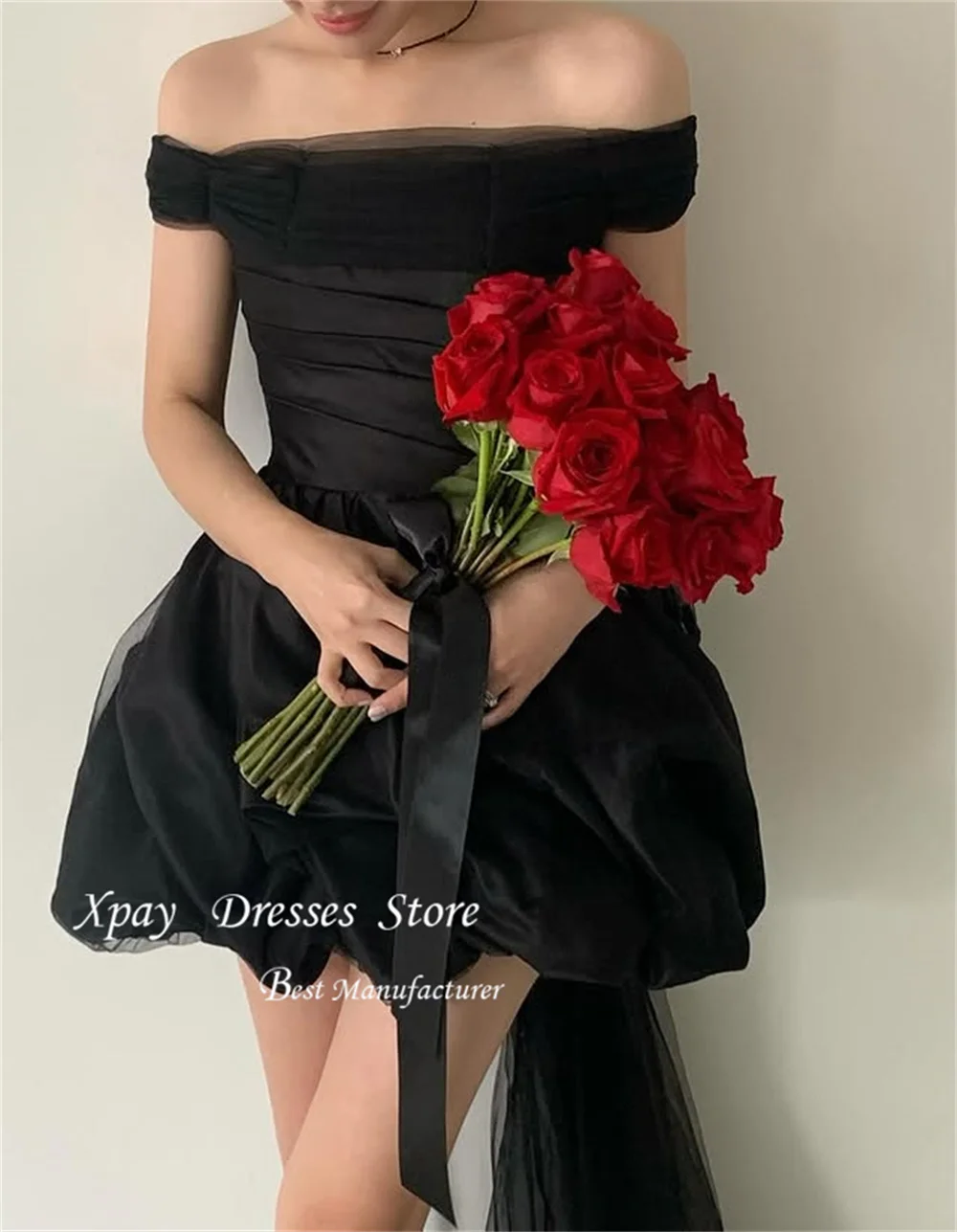 فستان XPAY بسيط أسود لحفلات الزفاف بدون أكتاف ذيل محكمة مطوي من الساتان كوريا لالتقاط الصور لأعياد الميلاد فستان حفلات قصير مخصص