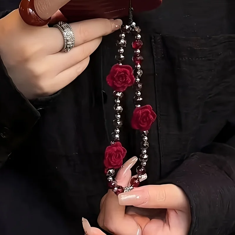 1 Stück Gotischer Roter Samt-Rosen-Handyanhänger mit Perlen - Ein Stilvoller Acryl-Schlüsselanhänger und Taschenaccessoire mit Komplexem Blumendesign, Perfekt für Handys und Zubehör, Schlüsselanhänger