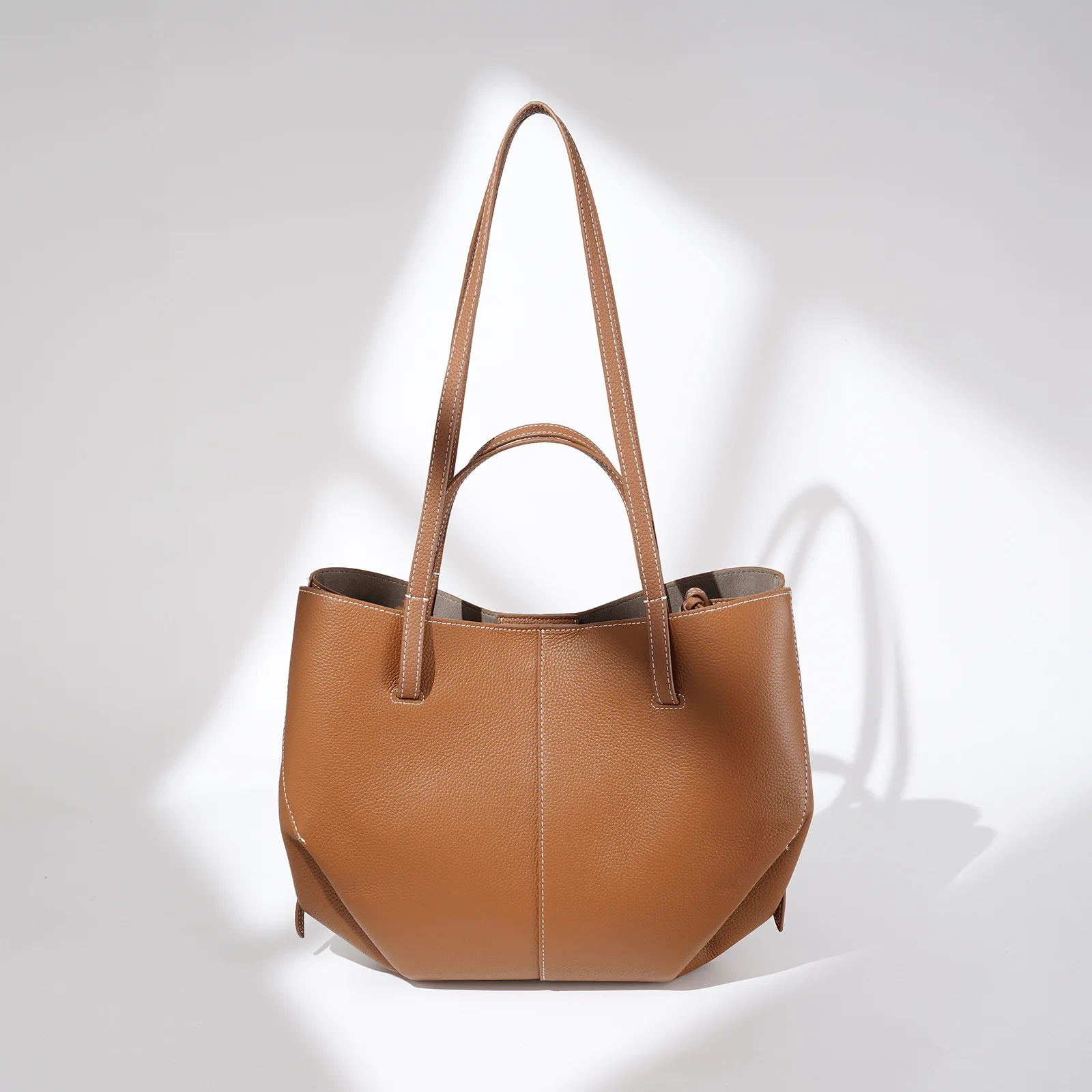 

Luxury Business Casual Tote Bag With Minimalist Elegance And Textured Leather Perfect For Use As A Versatile Women's Diaper Bag