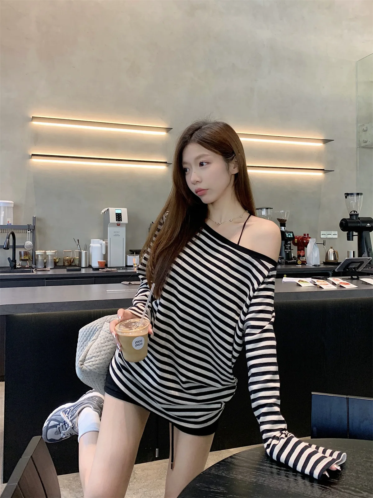 Neues Damen-Herbst-Oberteil: Locker geschnittenes, gestreiftes Off-Shoulder T-Shirt für Studentinnen – Langärmliges Oberteil mit schrägem Schulterdesign für Mädchen und Frauen, lässiges Basic-Shirt – Detail 23