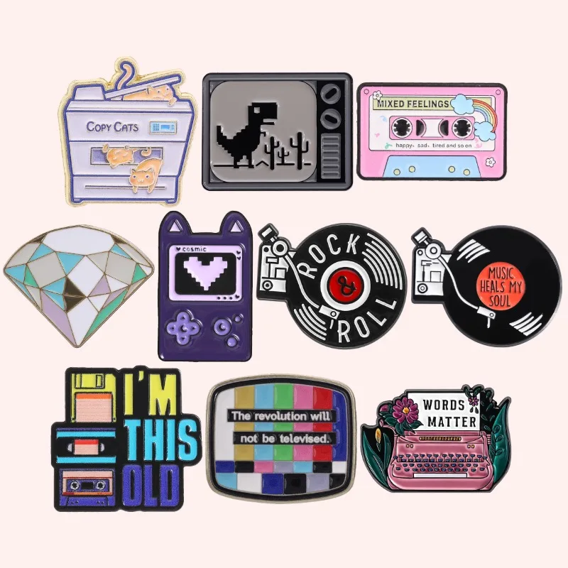 11 Estilos de Broches Esmaltados Vintage Anos 90 com Temática de Música Retrô, TV, Fita Cassete e Máquina de Escrever, Emblemas de TV Retrô, Joias para Gamers, Presente
