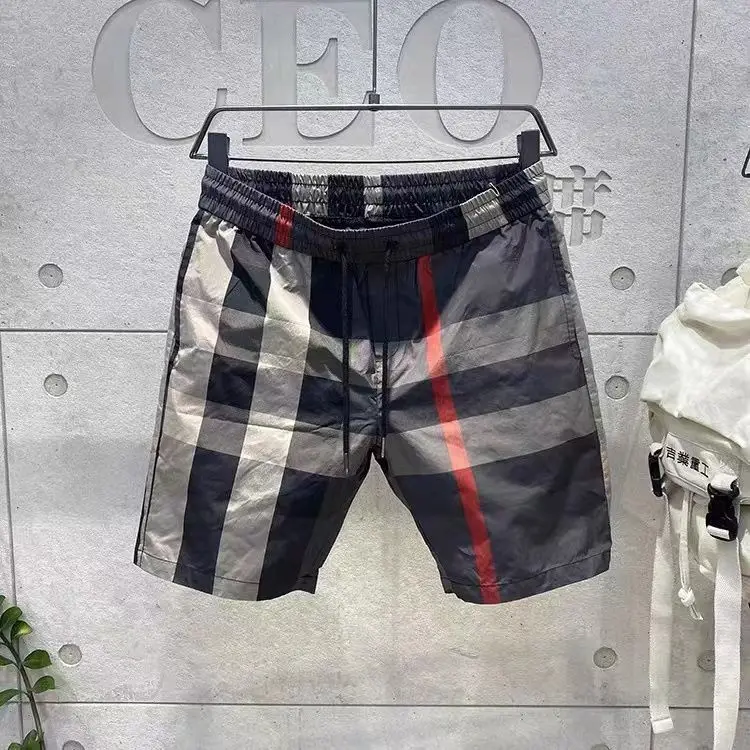 Pantaloni casual a cinque punti a righe da uomo 2024 nuovi pantaloncini estivi pantaloni scozzesi slim-fit da spiaggia ad asciugatura rapida