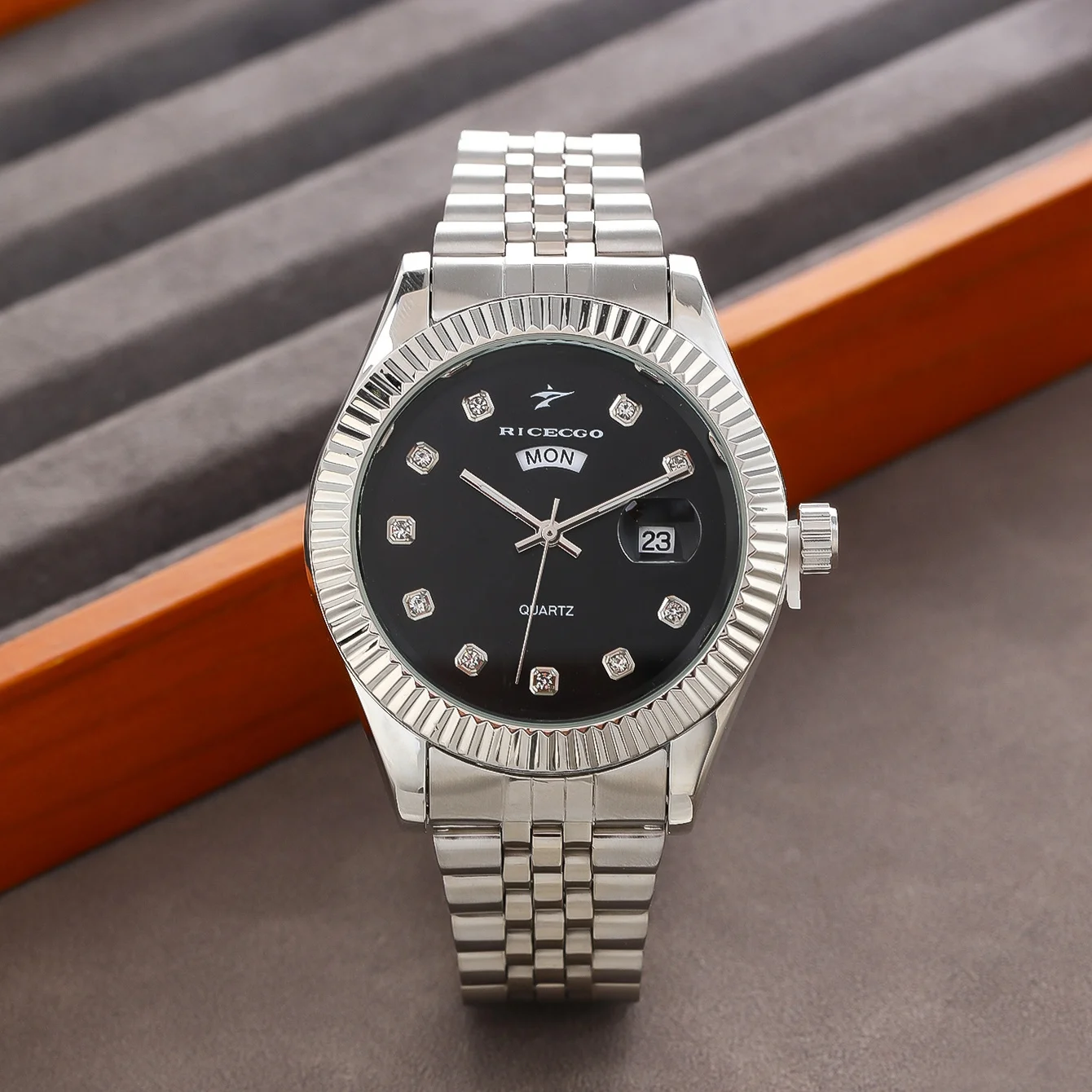 

﻿ Высококачественные мужские роскошные кварцевые часы, деловые студенческие спортивные круглые часы с календарем недели, мужские наручные часы из нержавеющей стали