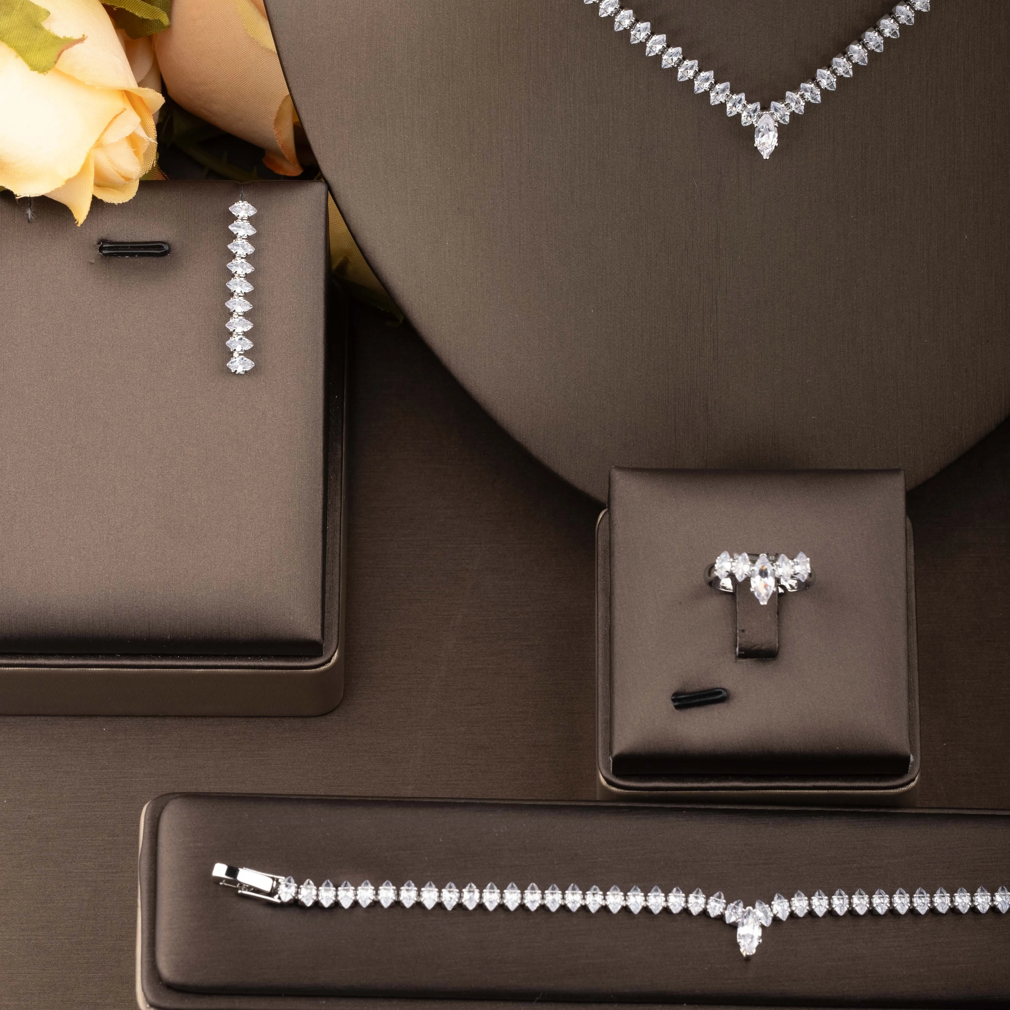 1 set of simple style cubic zirconia V-shaped jewelry set suitable for women's daily and party wear. Gift box not included